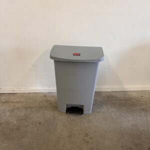 Slim Jim Step On container Front Step kunststof 50 ltr – Rubbermaid