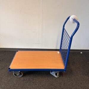 Plateauwagen met gaas aan achterkant